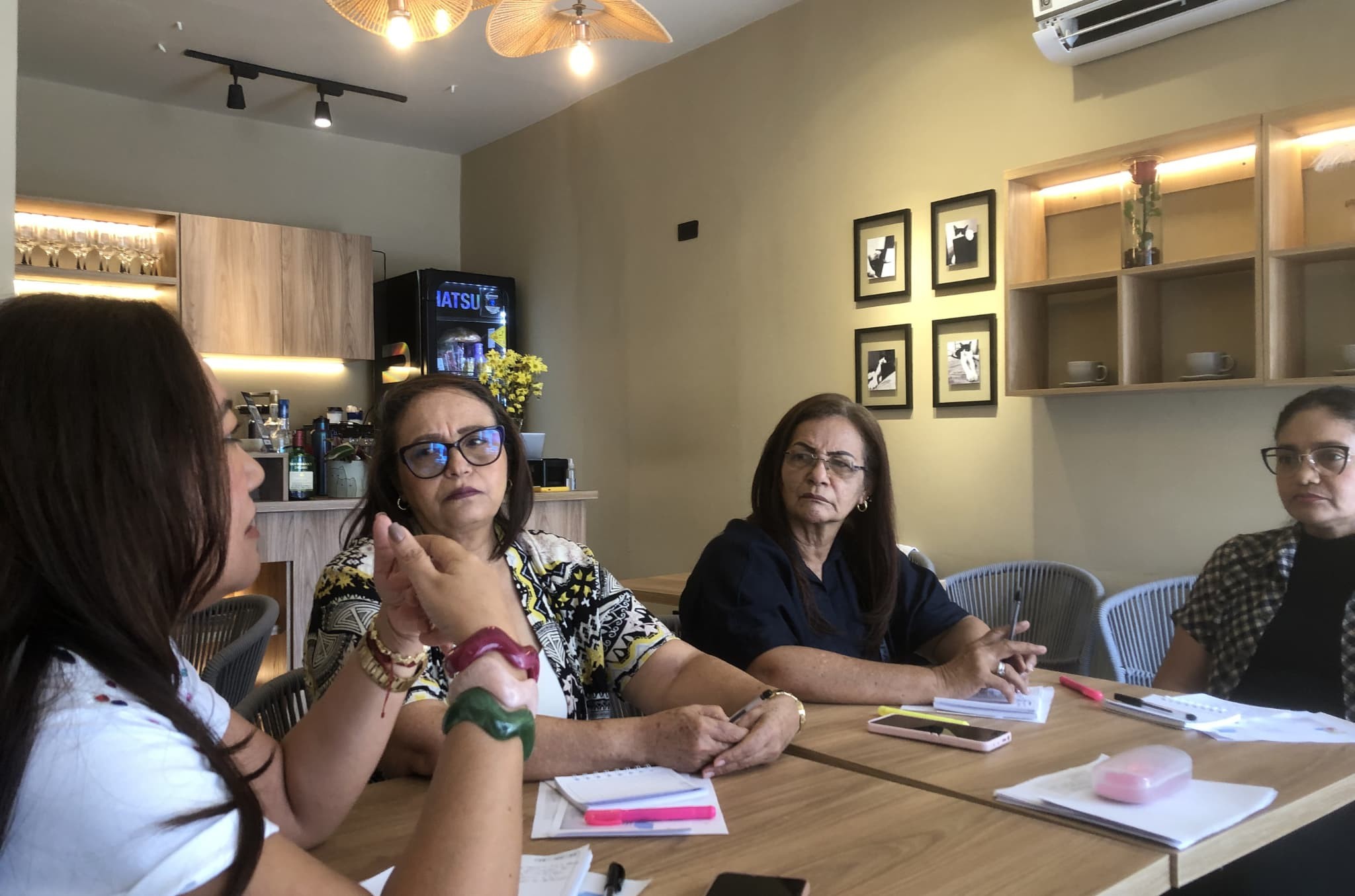 Asistentes participando activamente en el taller de lectoescritura